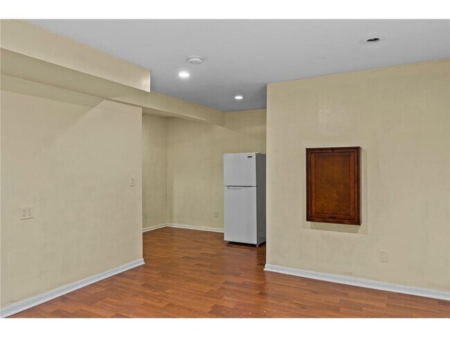 Building Photo - 524 20th Ave S