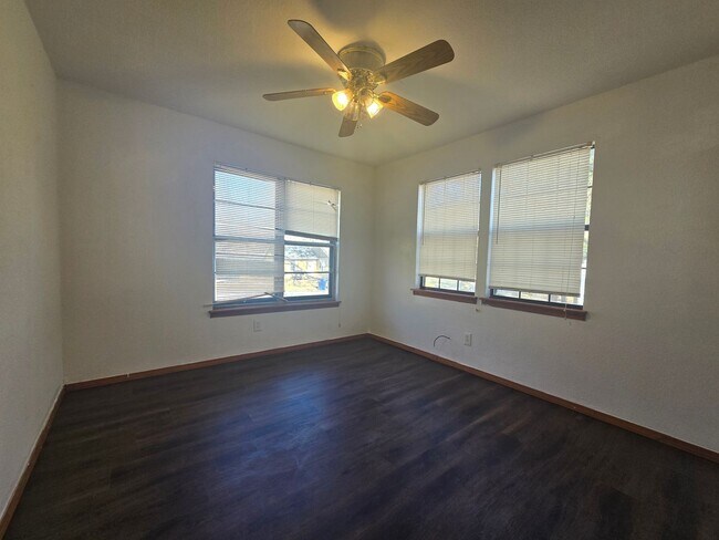 Building Photo - 3 Bed 2 Bath at Shawnee