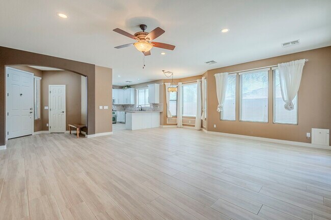Building Photo - 2407 W Fawn Dr