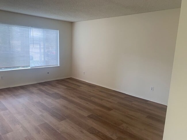 Building Photo - 2 Bedrooms, 1.5 Bathrooms