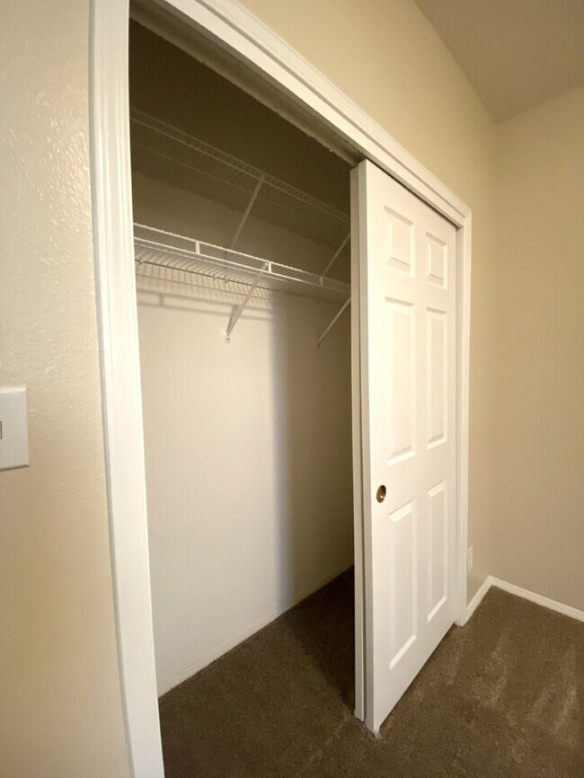 Building Photo - Enchanted Hills - 4BR/2Bath