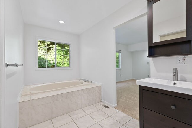 Building Photo - Beautiful 3-bedroom, 3-bath home on corner lot!