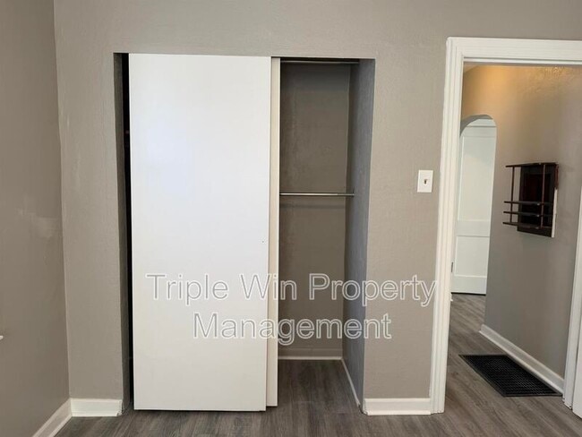 Building Photo - 3915 Itaska St