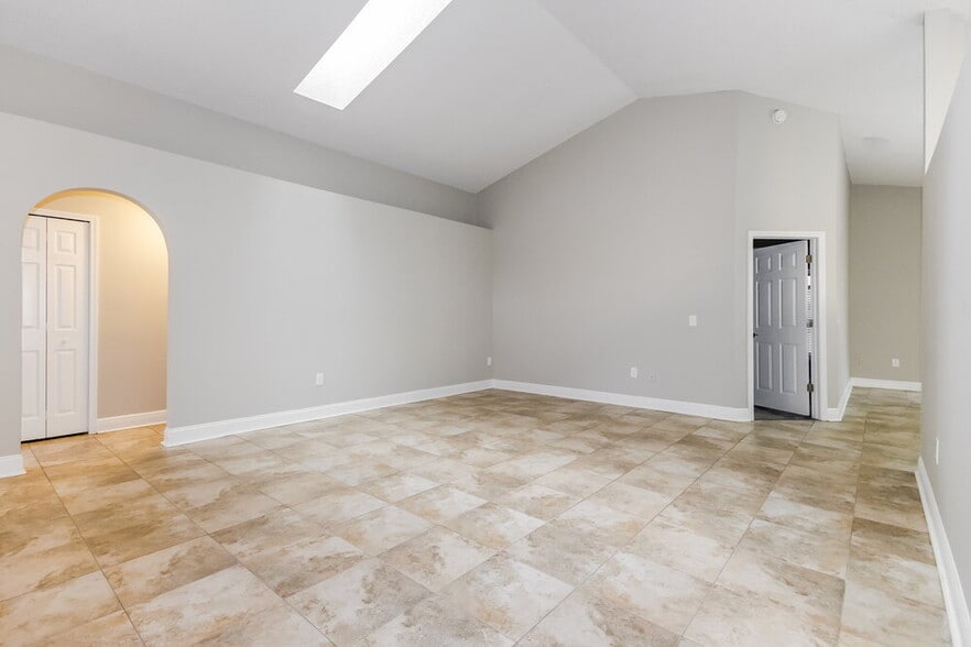 Building Photo - 11305 Maybrook Ave
