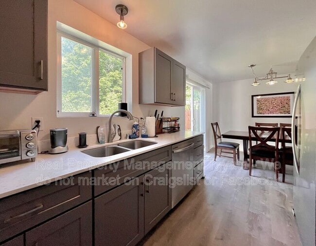 Building Photo - 2215 Wildflower Way