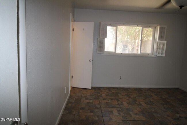 Building Photo - 317 Thunderbird Dr