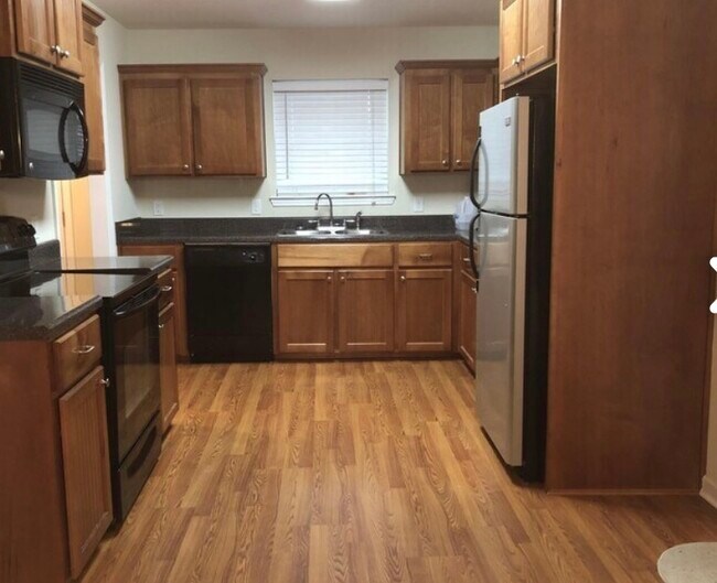 Building Photo - 304 Teakwood Ct