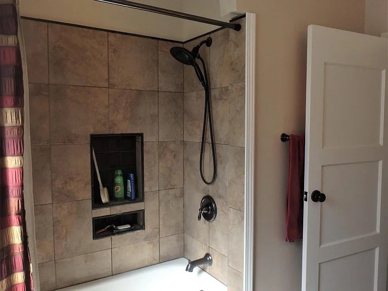 Main bathroom - 446 Center St