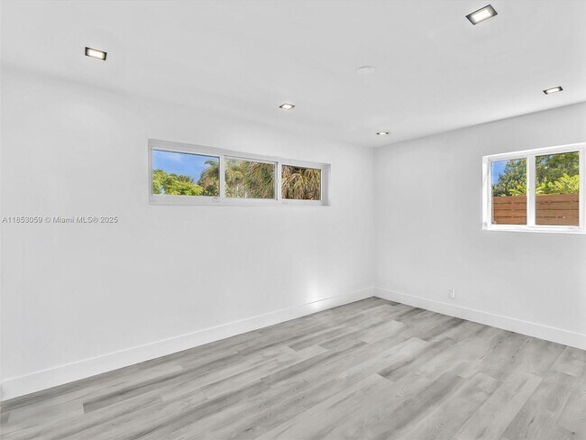 Building Photo - 2048 SW 37th Ave