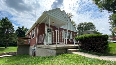 Building Photo - Fully Furnished with Washer and Dryer on q...