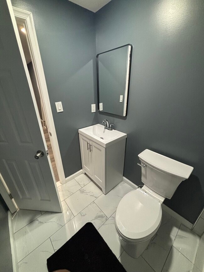 Building Photo - 2 Bedrooms plus den with 3.5 Bathrooms