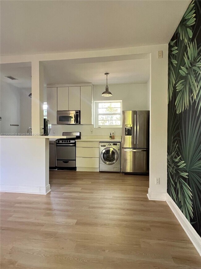 Building Photo - 4812 Pine Tree Dr