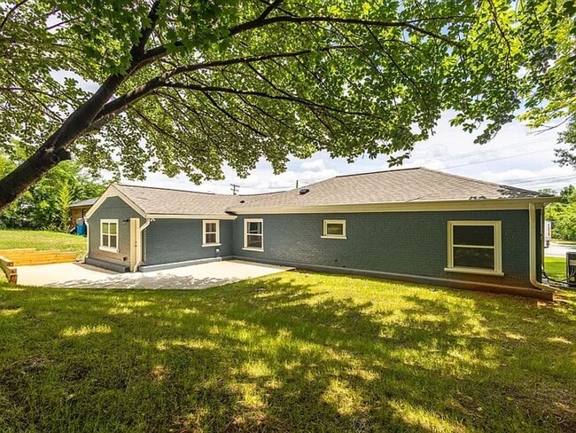 Building Photo - 2 Bedrooms • 2 Full Bathrooms • ~1,254?sq?ft • ~0.34-acre lot