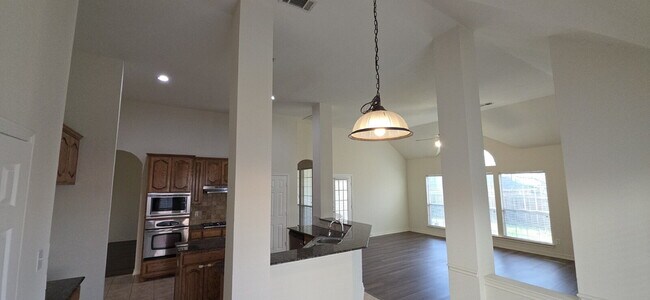 Building Photo - Recently remodeled 4 bedrooms, 3 bathrooms and move-in ready!