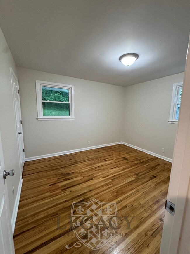 Building Photo - 2316 Woodridge Dr