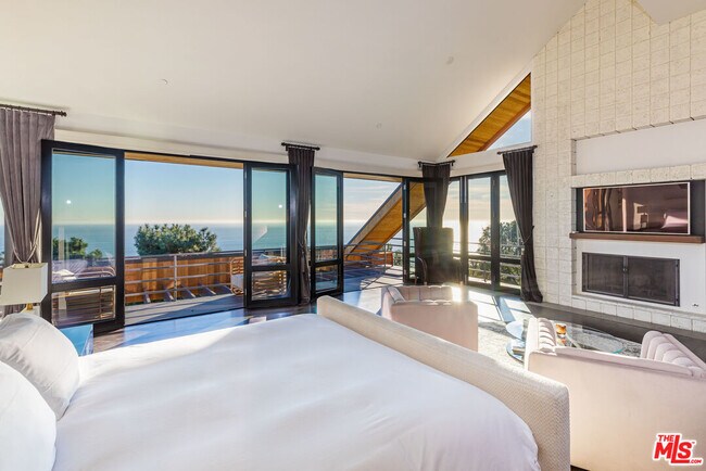 Building Photo - 3900 Villa Costera