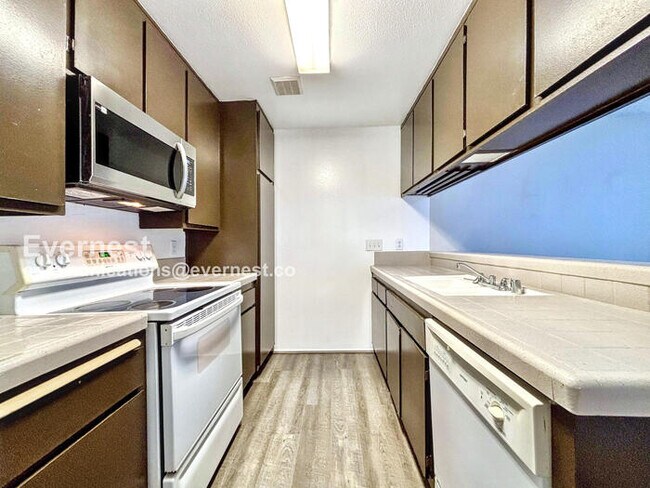 Building Photo - 3215 Midway Dr