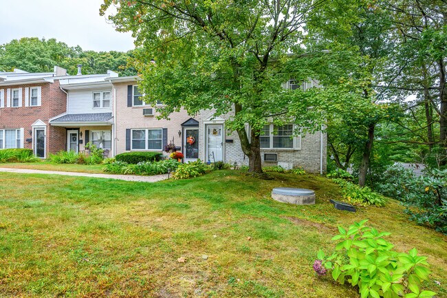 Building Photo - 38 Surrey Ln