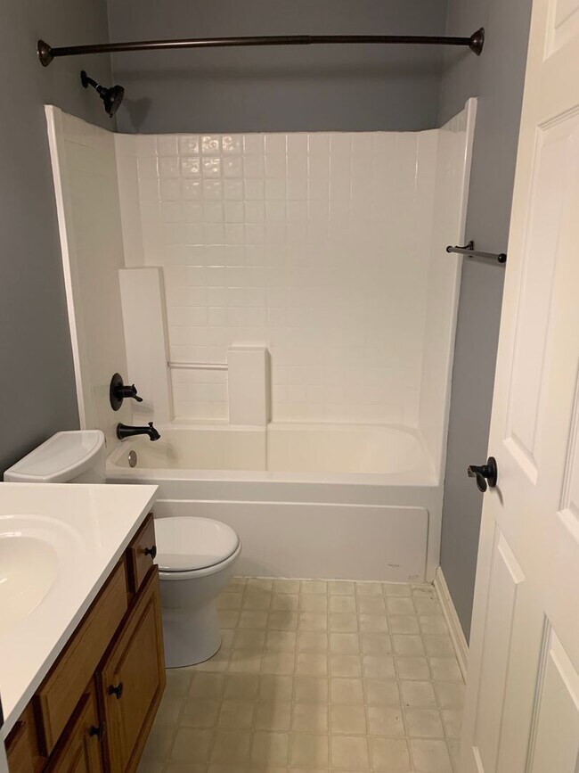 Building Photo - Germantown 2 bedroom, 1 1/2 bath in Brent Park Condos