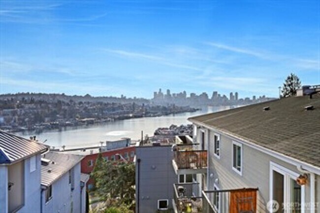 Building Photo - 3bd/2.5ba Seattle Townhome