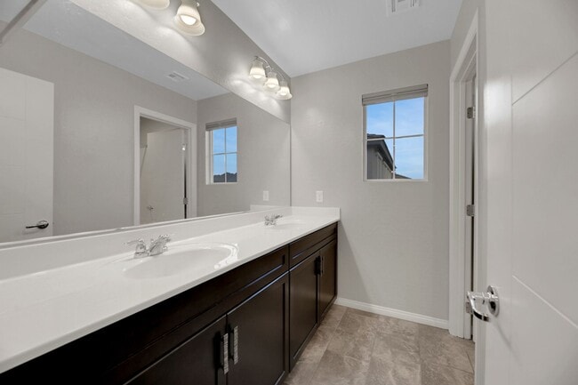 Building Photo - Gorgeous Henderson Home