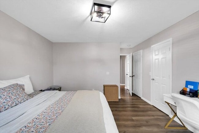 Building Photo - 3 Bedroom house with Finished Basement - Available August 2026
