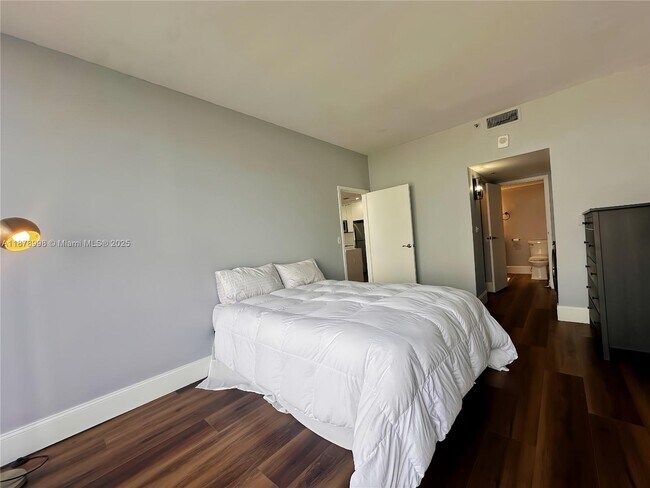 Building Photo - 7601 E Treasure Dr