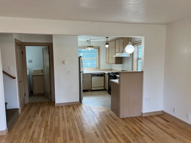 Building Photo - 3 Bed, 1.5 Bath near Rose Garden and Willamette River bike path in Whiteaker