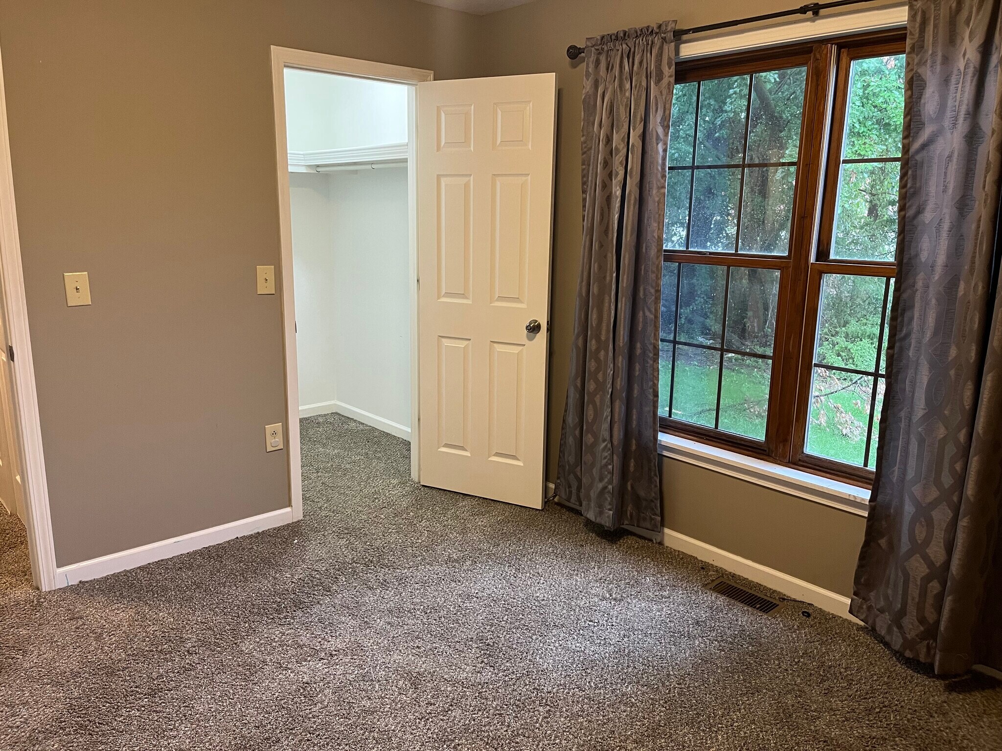 11'x10' second bedroom with walk-in closet - 114 N Third St
