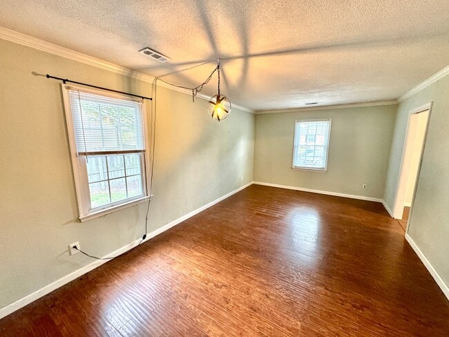 Building Photo - Quaint 3 bedroom/2 bath home