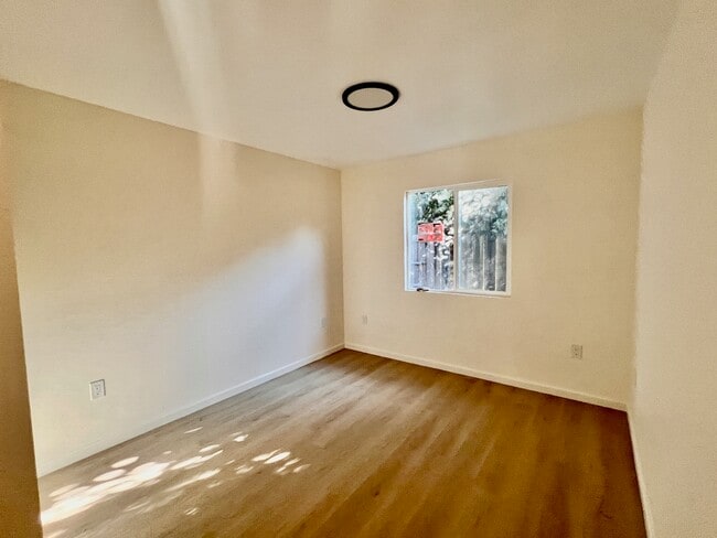 Building Photo - 1561 Royal Way