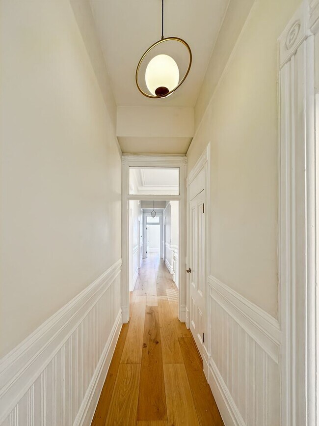 Building Photo - Top-Floor, Remodeled 5BR/2.5BA Victorian Flat, Pet Friendly, Steps from Alamo Square