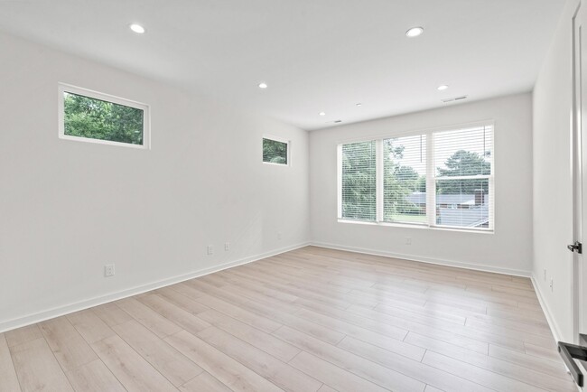 Building Photo - Move-in Ready Modern Townhome!!