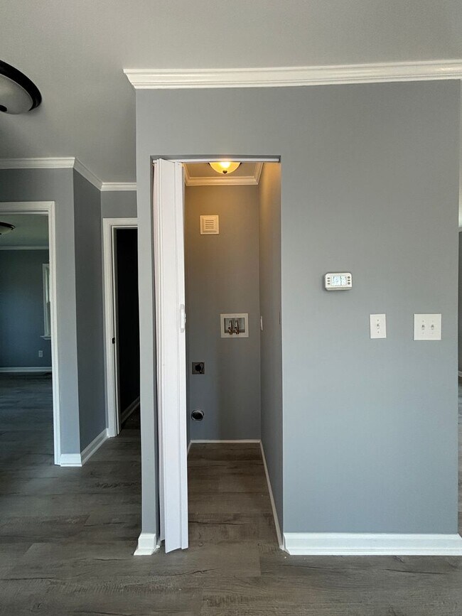 Building Photo - Newly Renovated!