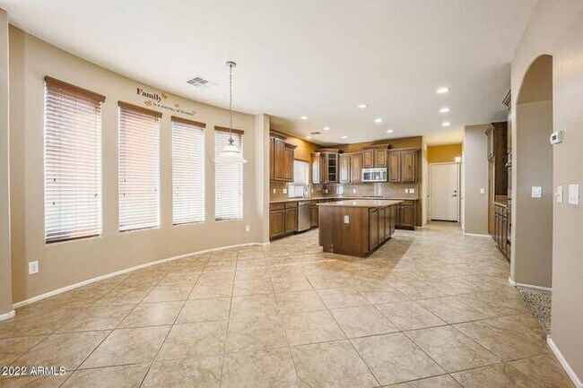 Building Photo - BEAUTIFUL SURPRISE HOME