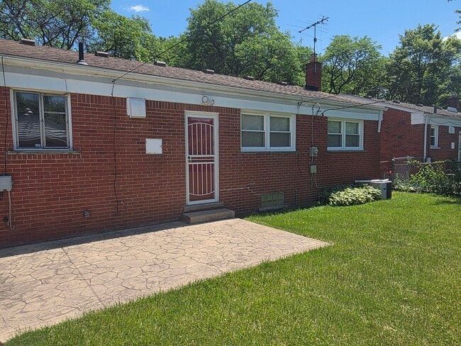 Building Photo - 24051 Geneva St