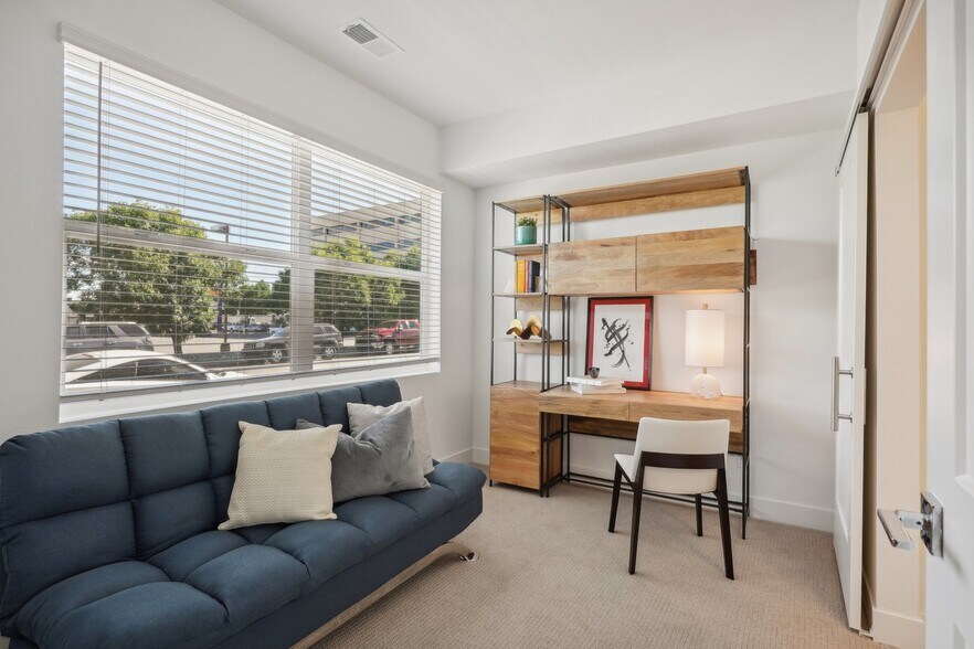 Flex bedroom, perfect for work from home professional and/or bedroom - 3600 S Inca St