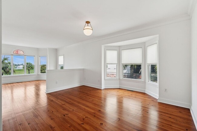 Building Photo - Downtown Charleston Waterfront Townhouse