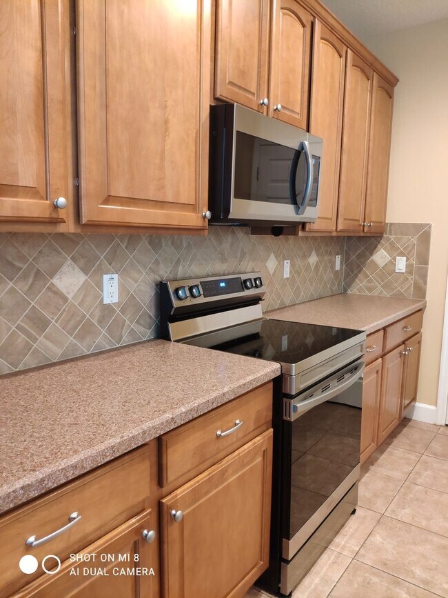 Building Photo - Luxurious 4/3/2 with circular driveway. Available after 06/10/26