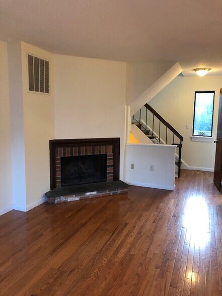 Living room - 428 Thoreau Rd