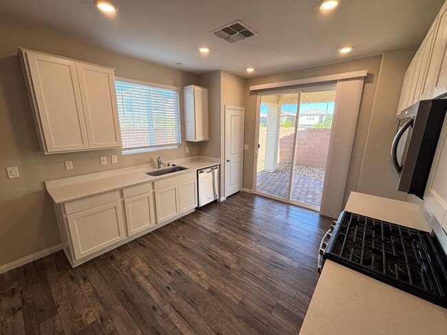 Building Photo - Beautifully Upgraded Single-Story 2BED/2BA...