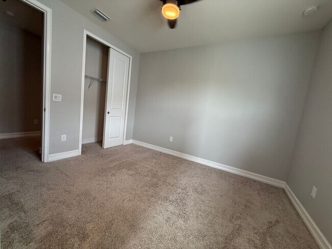 Building Photo - Beautiful Townhome in Lutz