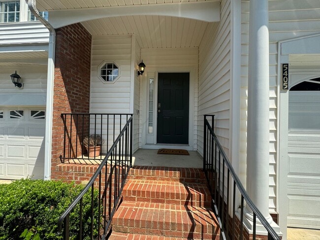 Building Photo - 2 Bedroom, 2 1/2 Bath Townhouse in Raleigh...