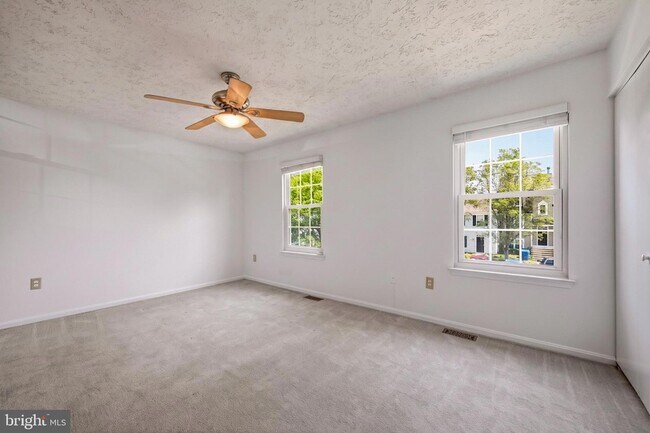 Building Photo - 16 Meadowside Ct
