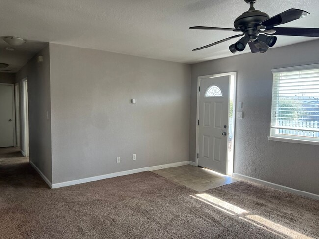 Building Photo - 2916 Dogwood Ave