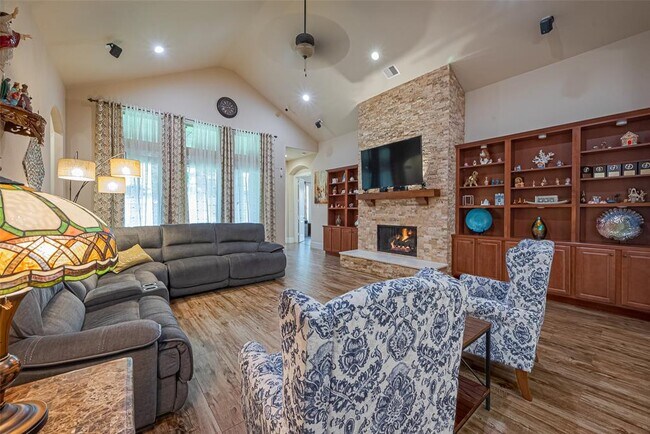 Building Photo - 25618 British Pine court