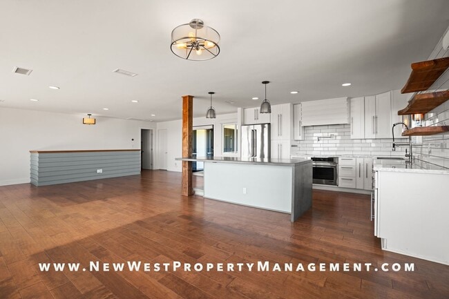 Building Photo - Exquisite Pacific Beach 4 bedroom located on a quiet cul-de-sac in the coveted Floral Terrace com...