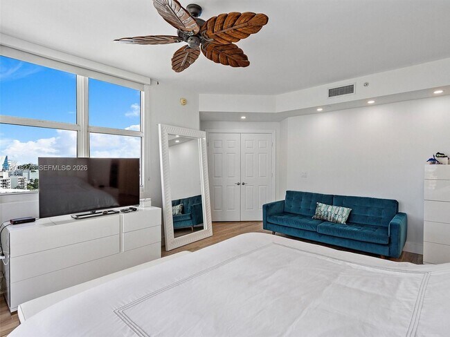 Building Photo - 9751 E Bay Harbor Dr