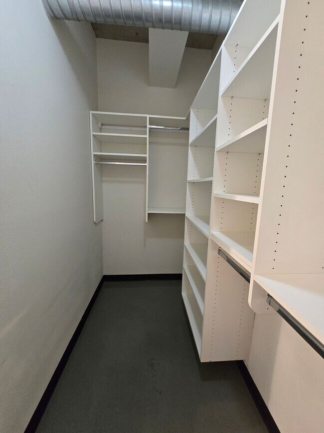 Building Photo - Luxurious 2BR , 2BA 2nd floor loft in East Downtown Area- aprox 1650 sq ft