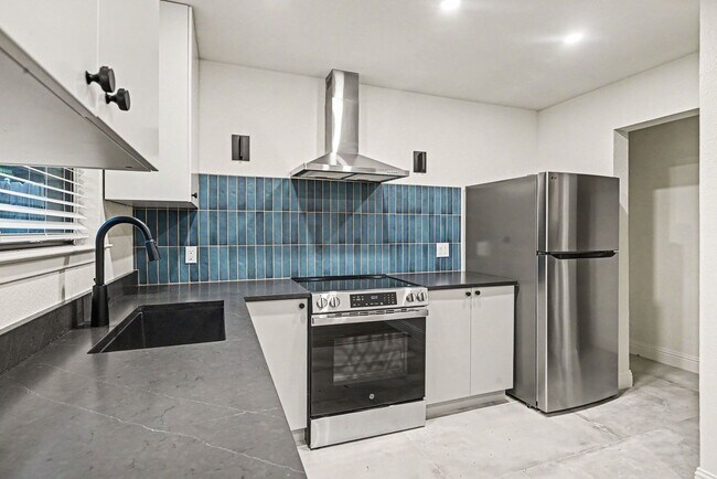Building Photo - Beautifully updated 2-2.5-2 in Mistletoe Heights, Fort Worth!